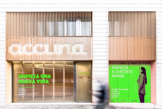 Reforma Clínica ACCUNA / Daniel Solbes Ponsoda, José Luis Durán Arribas, Enrique Soriano - Clínica, Fachada, Puerta