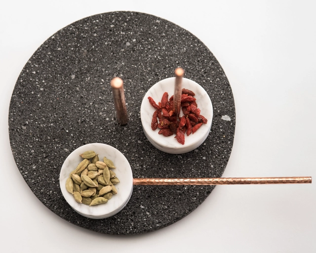 Caterina Moretti y Alejandra Carmona combinan roca volcánica, mármol y cobre para conformar delicada pieza culinaria - Imagen Principal