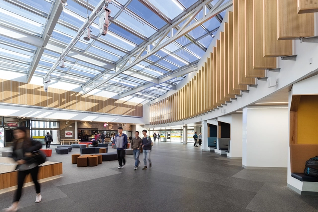 Plaza de estudiantes Burwood en la Universidad de Deakin  / ThomsonAdsett - Edificios Para Estudiantes