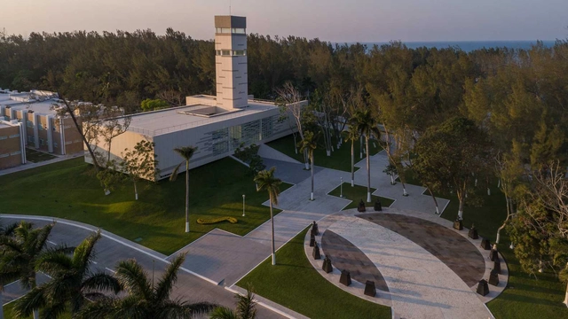 Memorial de la Heroica Escuela Naval Militar Antón Lizardo / Picciotto Arquitectos - Memorial, Jardín, Fachada