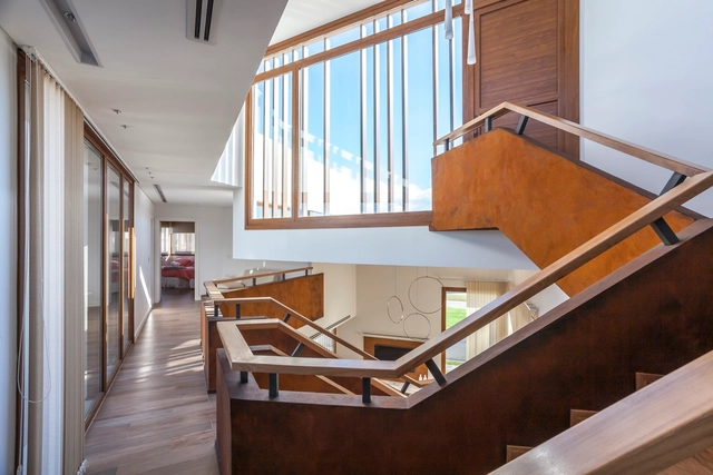 Casa Pezzi / Estudio Cordova Estevez - Casas, Escaleras, Fachada, Barandas, Fijación Vigas