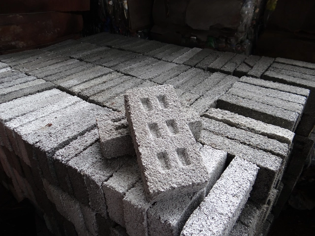 Organización argentina propone ladrillos fabricados con desechos de plástico para construir viviendas sociales - Imagen Principal