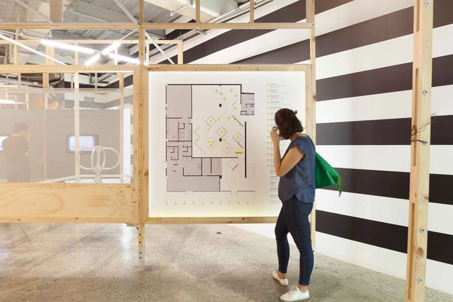 El diseño de esta exposición propone la diversidad de materiales como la forma del futuro - Imagen Principal