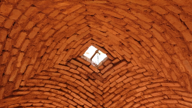 Auroville: entre arcos, bóvedas y domos de ladrillo - Imagen Principal