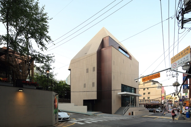 Place J,多功能的集合,多材质的展场 / KYWC Architects - 零售建筑