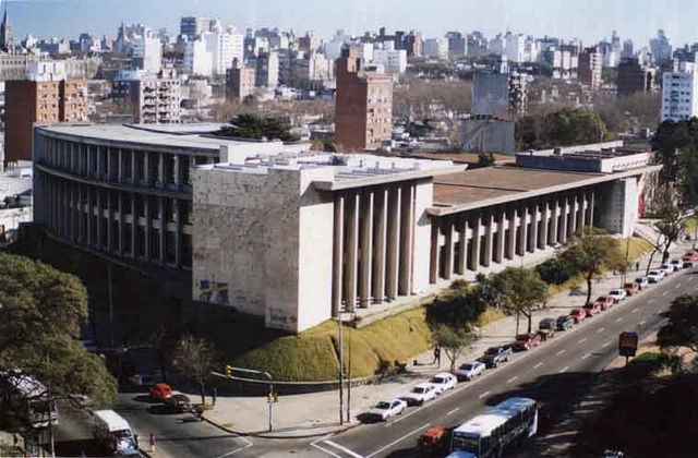 Clásicos de Arquitectura: Facultad de Arquitectura, Universidad de la República / Román Fresnedo Siri y Mario Muccinelli - Fachada, Arco, Urbano