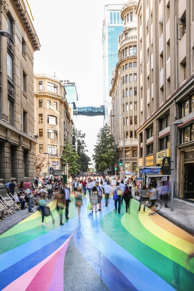 Colorida intervención busca transformar en paseo peatonal emblemática calle de Santiago Centro - Imagen Principal