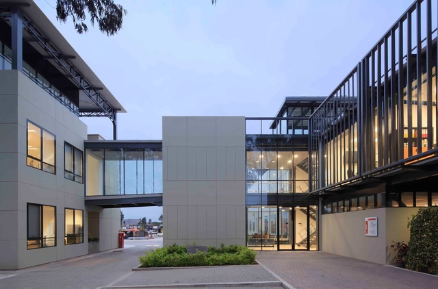 Oficinas HAUG  / Vicca Verde - Arquitectura De Oficinas, Patio interior, Fachada