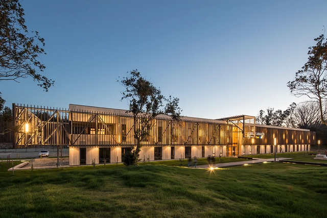 CFT ARAUCO DUOCUC / GDN Architects - Instituto, Jardín, Fachada, Arco, Pilares
