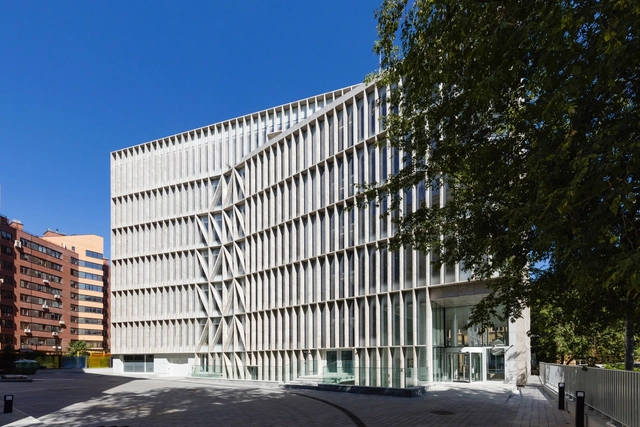 Sede farmacéutica / Architects of Invention - Edificios Institucionales