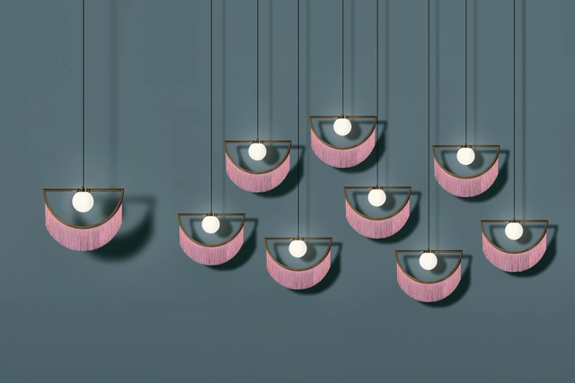 Esta lámpara dorada con flequillo rosado diseñada por Masquespacio hace alusión 'al pasado y al futuro' - Imagen Principal