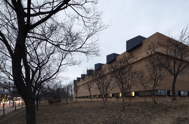 Corte Cheomdan Badminton / JHW IROJE architects&planners + The Sa-ram Architects - Estadios