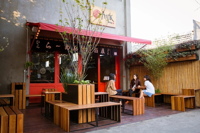 Varanda Bar Hirá Izakaya / Zoom Urbanismo Arquitetura e Design - Design De Interiores, Fachada, Porta, Mesa