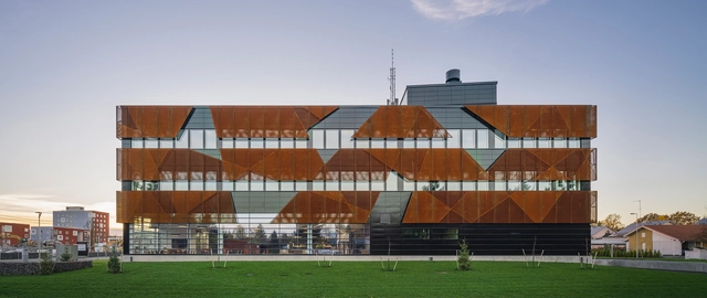 万塔能源总部，钢玻璃金属的协奏曲 / Parviainen Architects - 更新项目