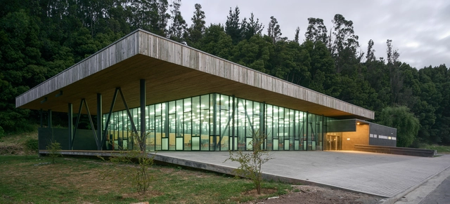 Casino Universidad del Bío Bío / Nelson Arias + Hernán Ascui + Nicolás Sáez - Universidad, Fachada, Puerta, Fijación Vigas