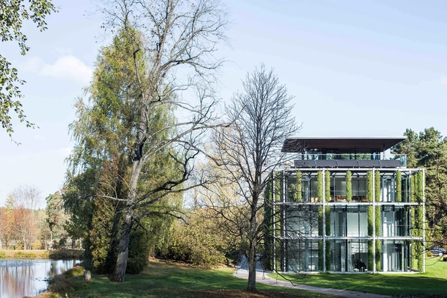 维尔纽斯大学植物园实验室大楼，绿毛掸子挂上立面 / Paleko architektu studija - 改造项目