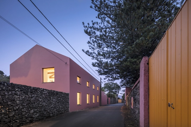 Hospede-se na Casa Rosa projetada pelo Mezzo Atelier nos Açores - Imagem de Destaque