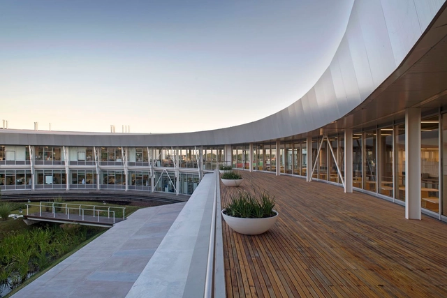 Centro Tecnológico Y-TEC / Antonini Schön Zemborain Arquitectos - Estadios, Fachada