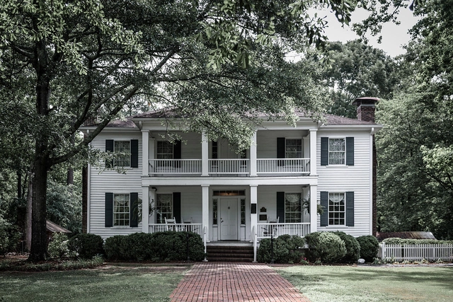 How the Portrayal of Houses in Cinema Shows Uncomfortable Truths About Hollywood's Relationship to Race - Featured Image