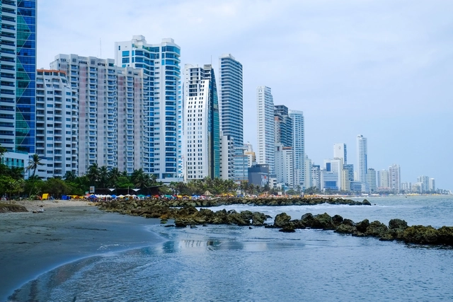 Piden demoler edificio en Cartagena por "vulnerar gravemente el goce del espacio público" - Imagen Principal