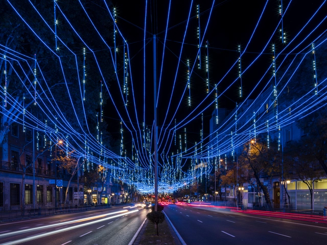 La instalación 'Stellar' de Brut Deluxe inunda de luz la calle Alcalá en Madrid - Imagen Principal
