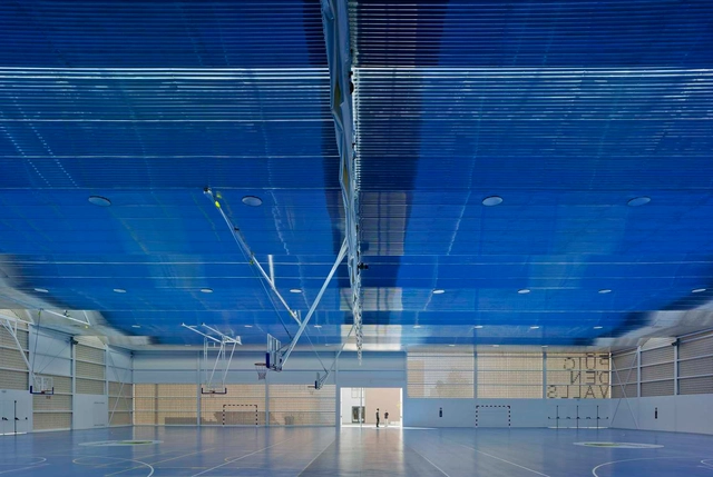 Centro Deportivo Es Puig D'En Valls / MCEA | Arquitectura - Arquitectura Deportiva, Fachada, Iluminación, Sillas