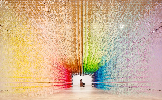 Esta instalación de Emmanuelle Moureaux explora el paso del tiempo a través de los colores - Imagen Principal
