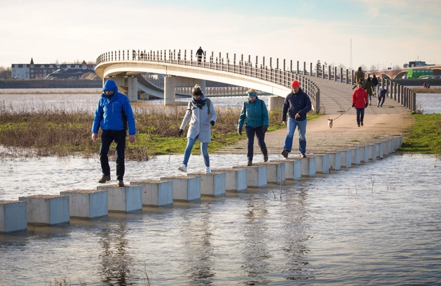 Este puente se transforma en un 'camino de piedras' durante las inundaciones - Imagen Principal