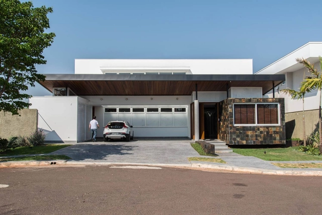 Casa Pedra Ferro  / Verri & Galvão Arquitetos - Casas, Porta, Fachada