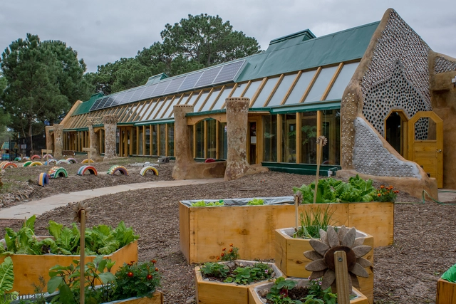 Michael Reynolds construirá la primera escuela pública sustentable de Argentina - Imagen Principal