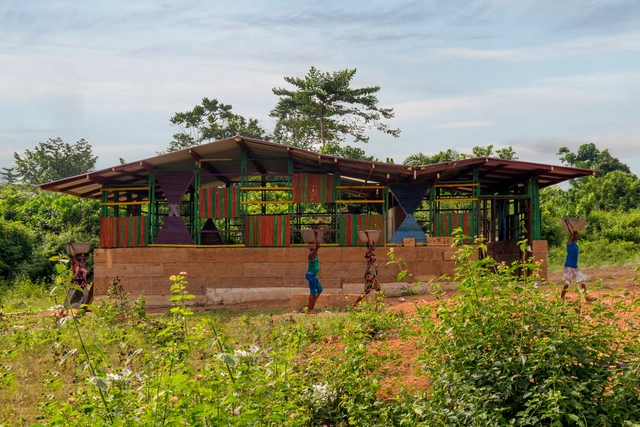 Escuela en Ghana / Alberto Figueroa - Escuelas, Jardín, Fachada