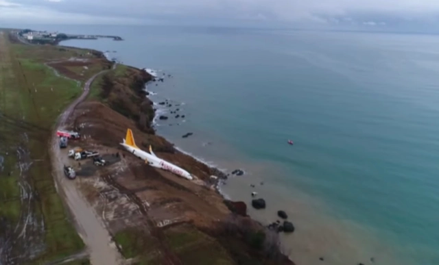 土耳其一飞机滑出跑道卡到悬崖边后，竟将要改造成图书馆！ - 主图