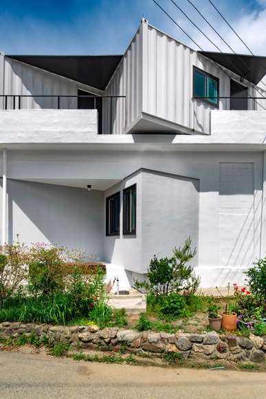 Sunny Side Box / STARSIS - Houses, Facade, Door