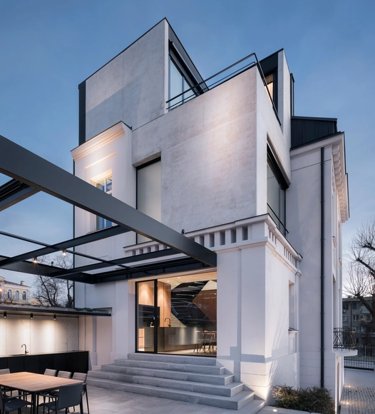 Casa antigua de hormigón blanco / I/O architects - Ampliación