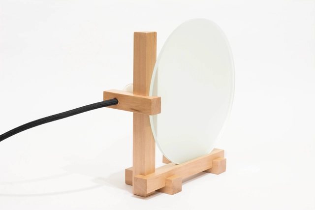 Lo1, una lámpara que ensambla madera y vidrio - Imagen Principal