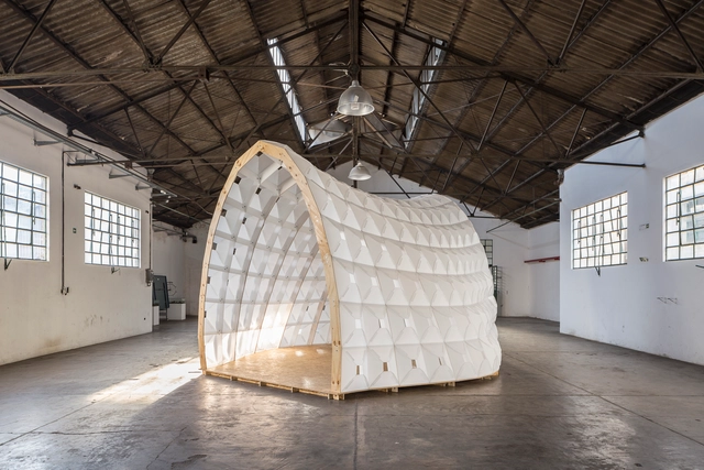Diseño y fabricación digital: 672 piezas de polipropileno corrugado para generar un ligero escenario itinerante - Imagen Principal