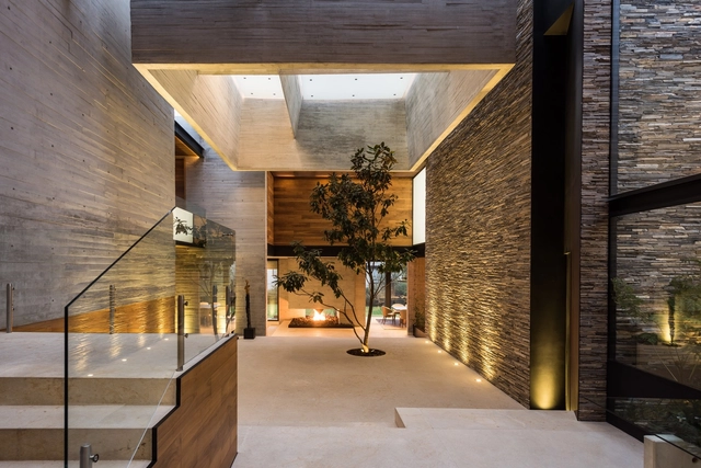 Casa Encinos / José Ricardo Yslas Gámez - Casas, Fachada, Barandas