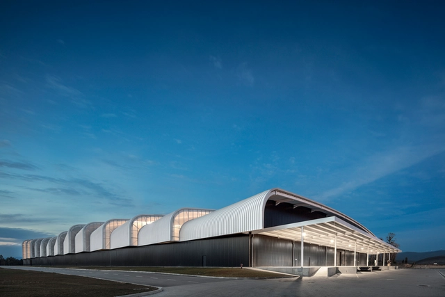 SP 21工厂，起伏的现代‘大棚’ / A. Burmester Arquitectos Associados - 工业建筑