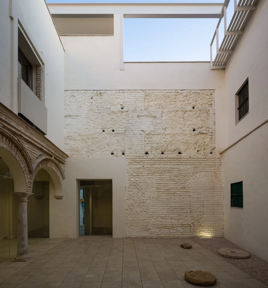 Rehabilitación del Colegio Ignacio Halcón para Centro de Interpretación del Flamenco / García Torrente Arquitectos - Escuelas, Fachada, Arco, Puerta, Iluminación