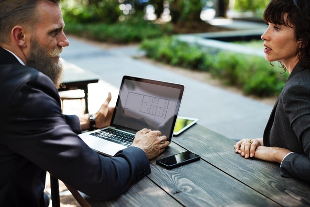 Estrategias para que Boomers y Millennials trabajen juntos sin morir en el intento - Imagen Principal