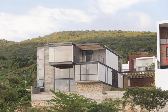 Casa Escalonada / Apaloosa Estudio de Arquitectura y Diseño - Casas, Fachada, Balcón