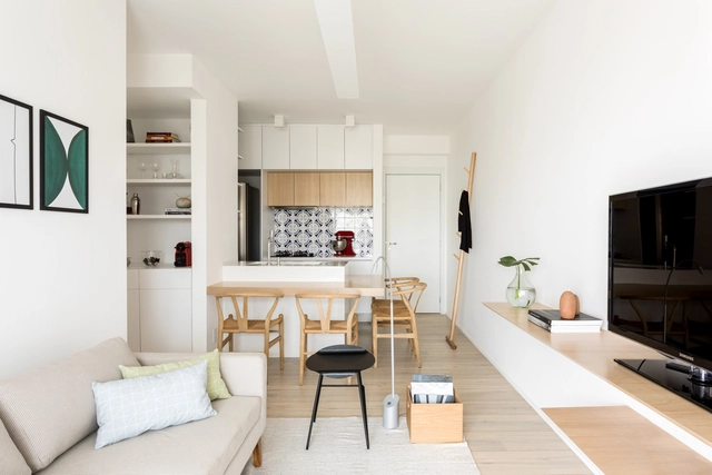 Apartamento Natom / GDL Arquitetura - Edifício De Apartamentos, Cozinha, Porta, Mesa, Cadeira