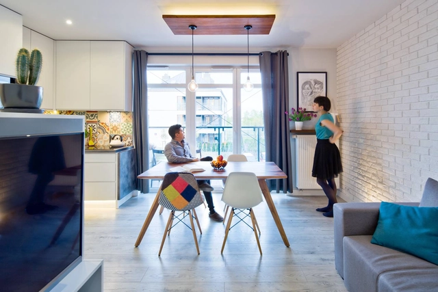 Białołęka Flat  / All Arquitectura - Apartamentos, Puerta, Mesas, Sillas