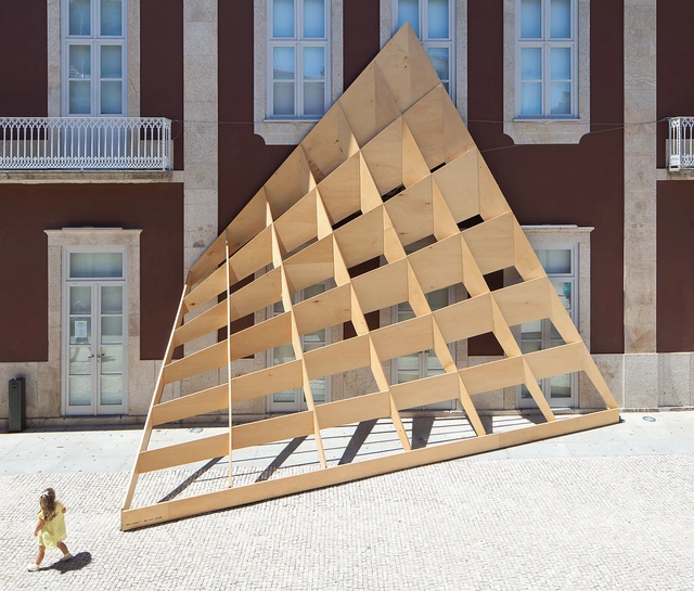 Intervenção temporária de madeira transforma fachada de edifício histórico em Póvoa, Portugal - Imagem de Destaque