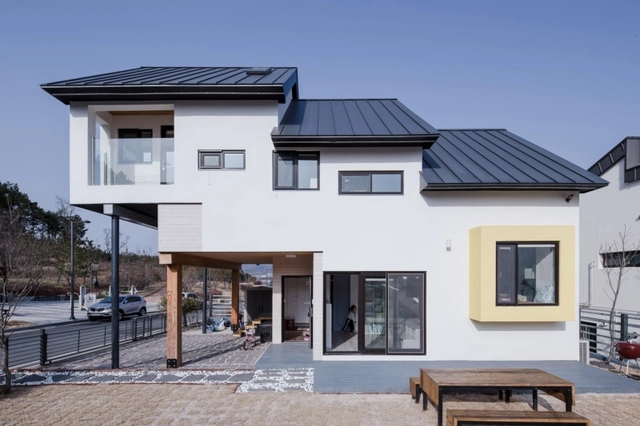 山脚阶梯住宅 ‘Slow House’，为行进者打开视野 / KDDH - 独立住宅