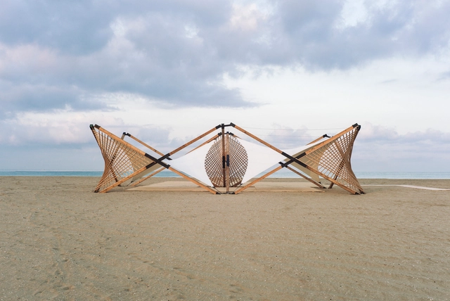 Cómo una estructura desplegable de madera y metal puede tener un gran impacto social - Imagen Principal