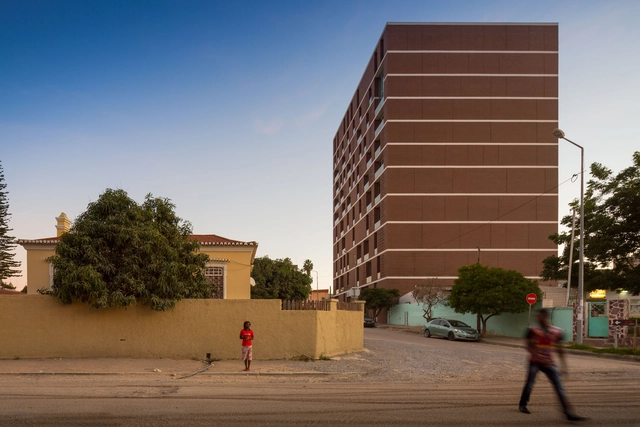 Centro Lubango / PROMONTORIO - Arquitectura De Oficinas