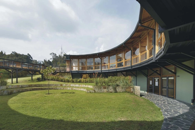 Colegio Ekiraya / Alejandro Uribe Cala - Escuelas, Jardín, Fachada, Puerta