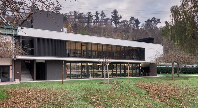 Edificio de comedor, asadores y biblioteca / Araiz Floristán Arquitectos + 3G Arquitectos - Comunidad, Jardín, Fachada