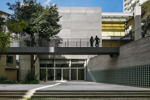 Centro Universitário Maria Antônia / UNA Arquitetos - Renovação, Escada, Fachada, Corrimão, Porta